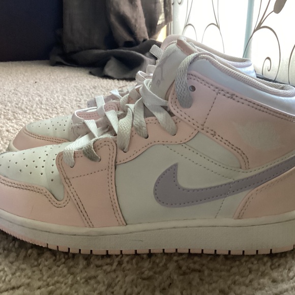 Girls Air Jordan shoes - pink and purple - Picture 2 of 5